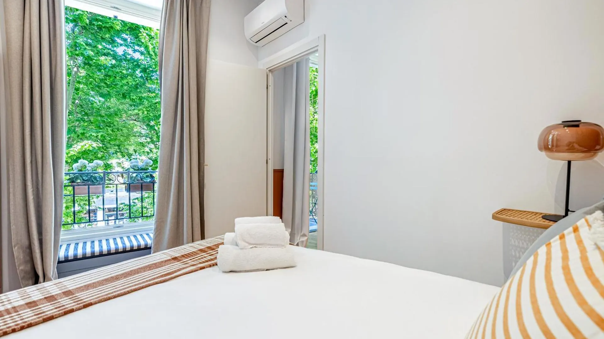 New! Remodeled Appartement In The Heart Of Nice, Beach 3 Min, 2Br, Ac, Elevator, Amazing Little Terrace, Best Location! Nice