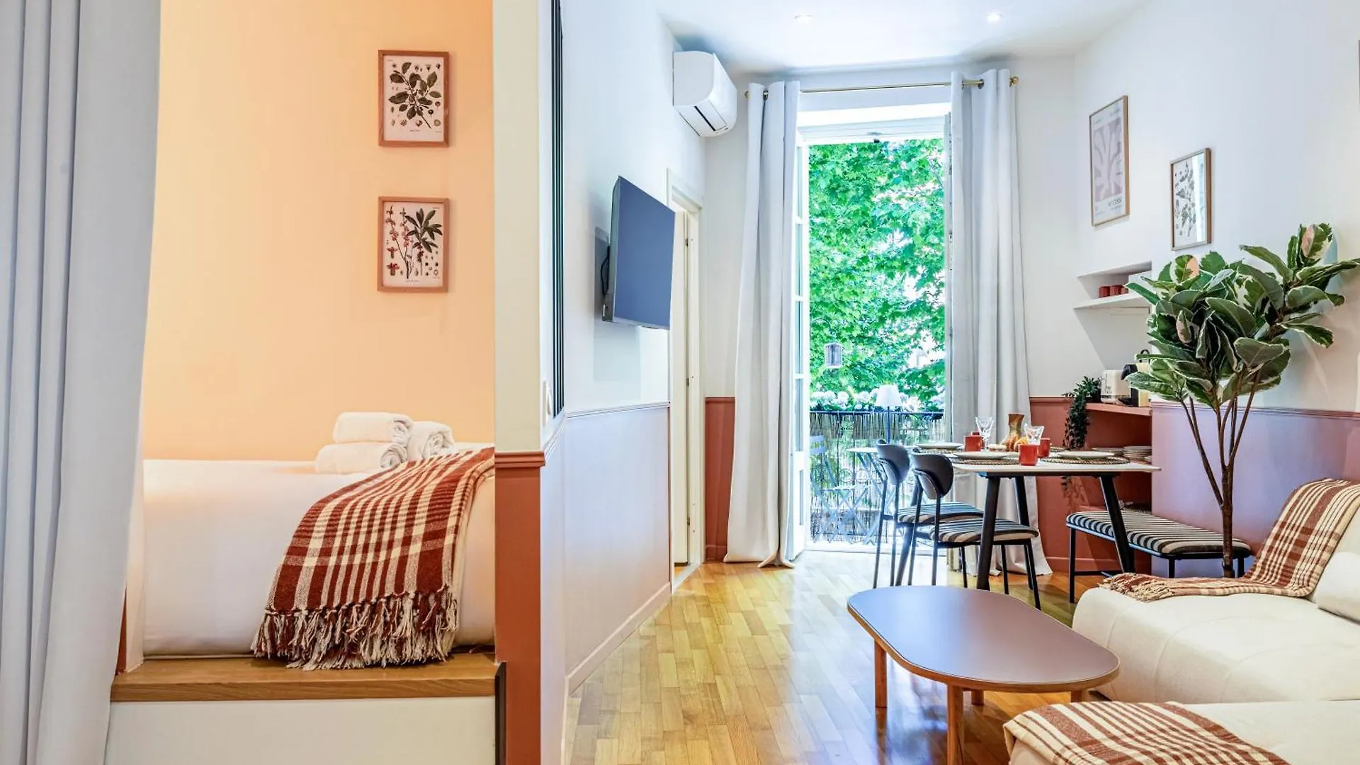 Daire New! Remodeled Appartement In The Heart Of Nice, Beach 3 Min, 2Br, Ac, Elevator, Amazing Little Terrace, Best Location! Fransa
