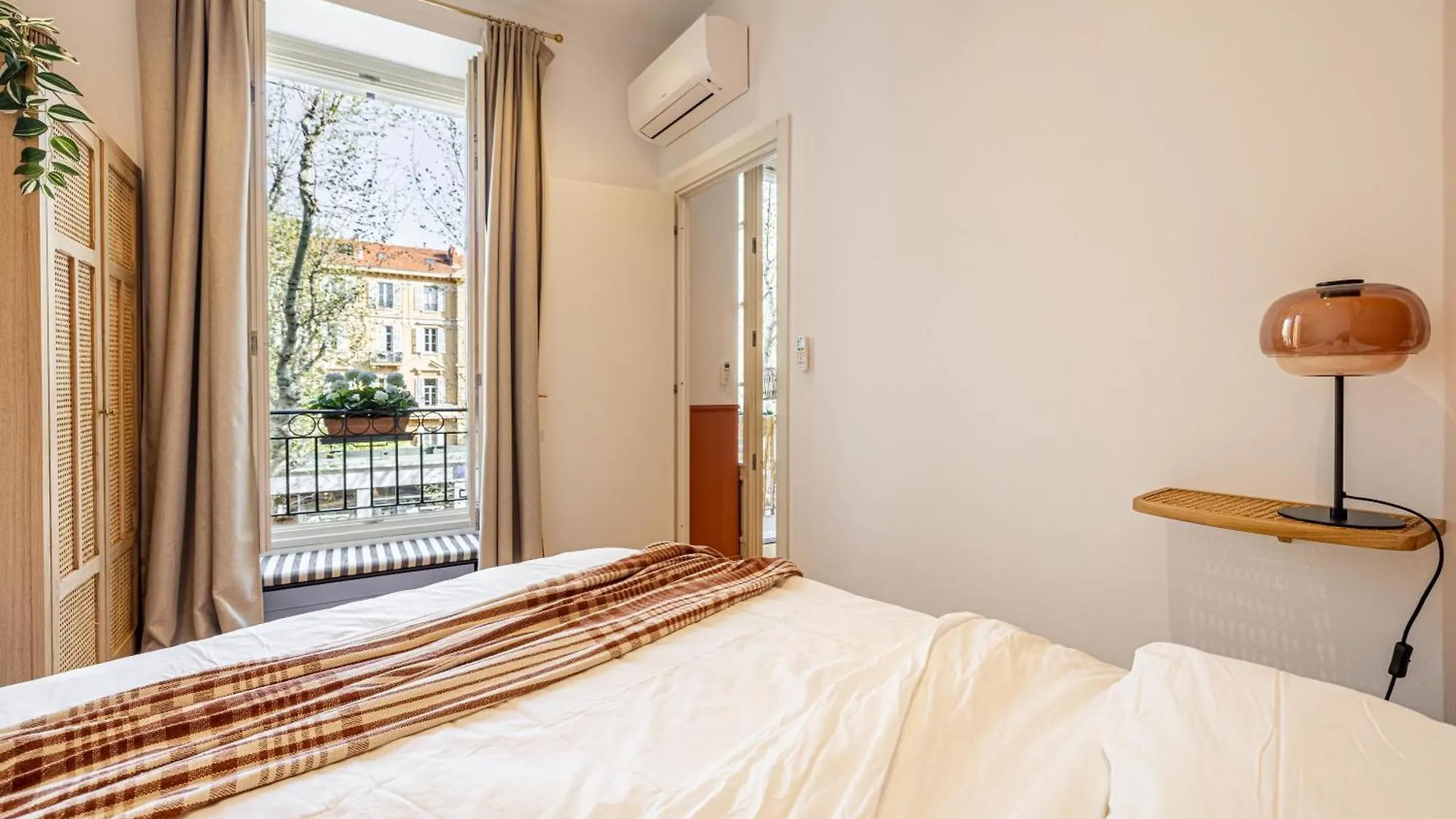Apartment New! Remodeled Appartement In The Heart Of Nice, Beach 3 Min, 2Br, Ac, Elevator, Amazing Little Terrace, Best Location!