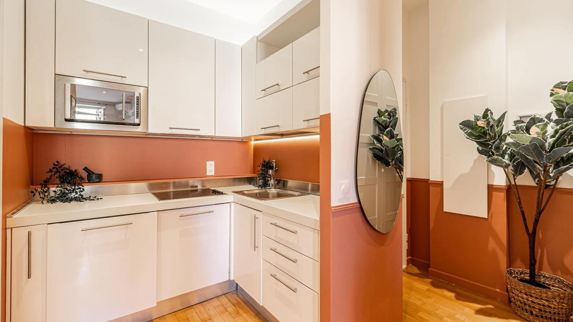 New! Remodeled Appartement In The Heart Of Nice, Beach 3 Min, 2Br, Ac, Elevator, Amazing Little Terrace, Best Location! France