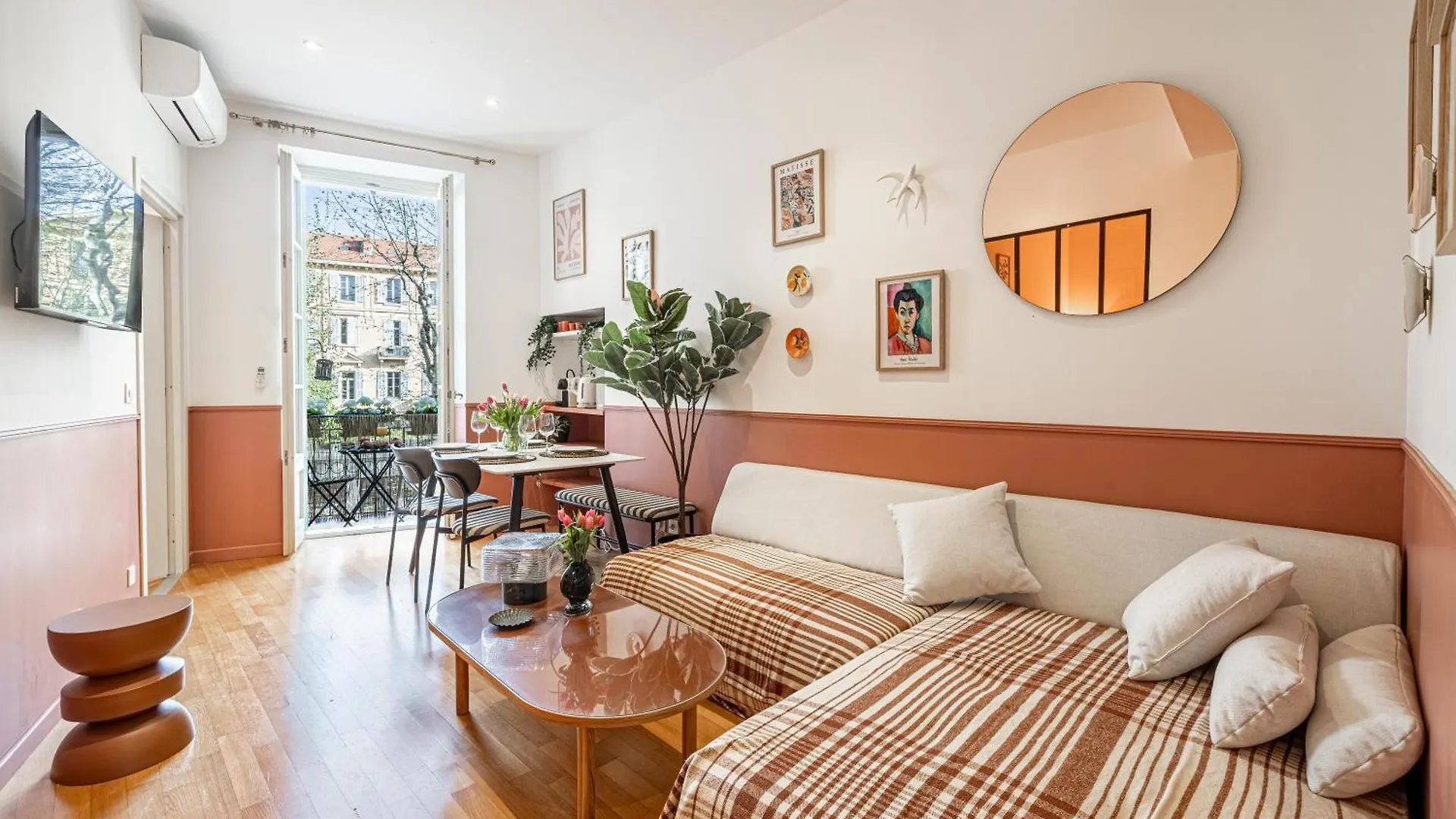 New! Remodeled Appartement In The Heart Of Nice, Beach 3 Min, 2Br, Ac, Elevator, Amazing Little Terrace, Best Location! Nice