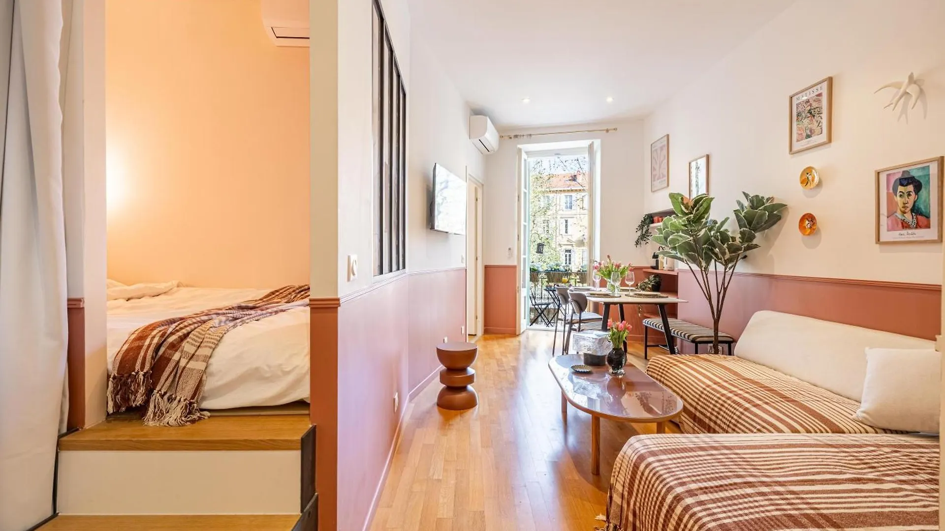 Apartment New! Remodeled Appartement In The Heart Of Nice, Beach 3 Min, 2Br, Ac, Elevator, Amazing Little Terrace, Best Location!