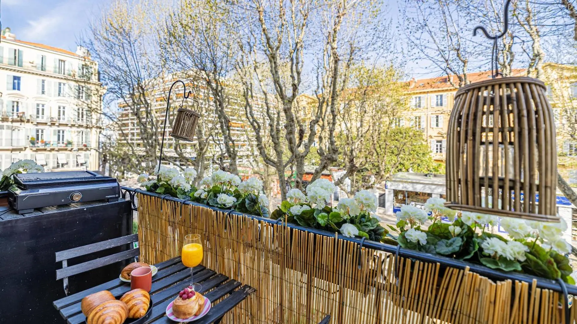New! Remodeled Appartement In The Heart Of Nice, Beach 3 Min, 2Br, Ac, Elevator, Amazing Little Terrace, Best Location! Apartment