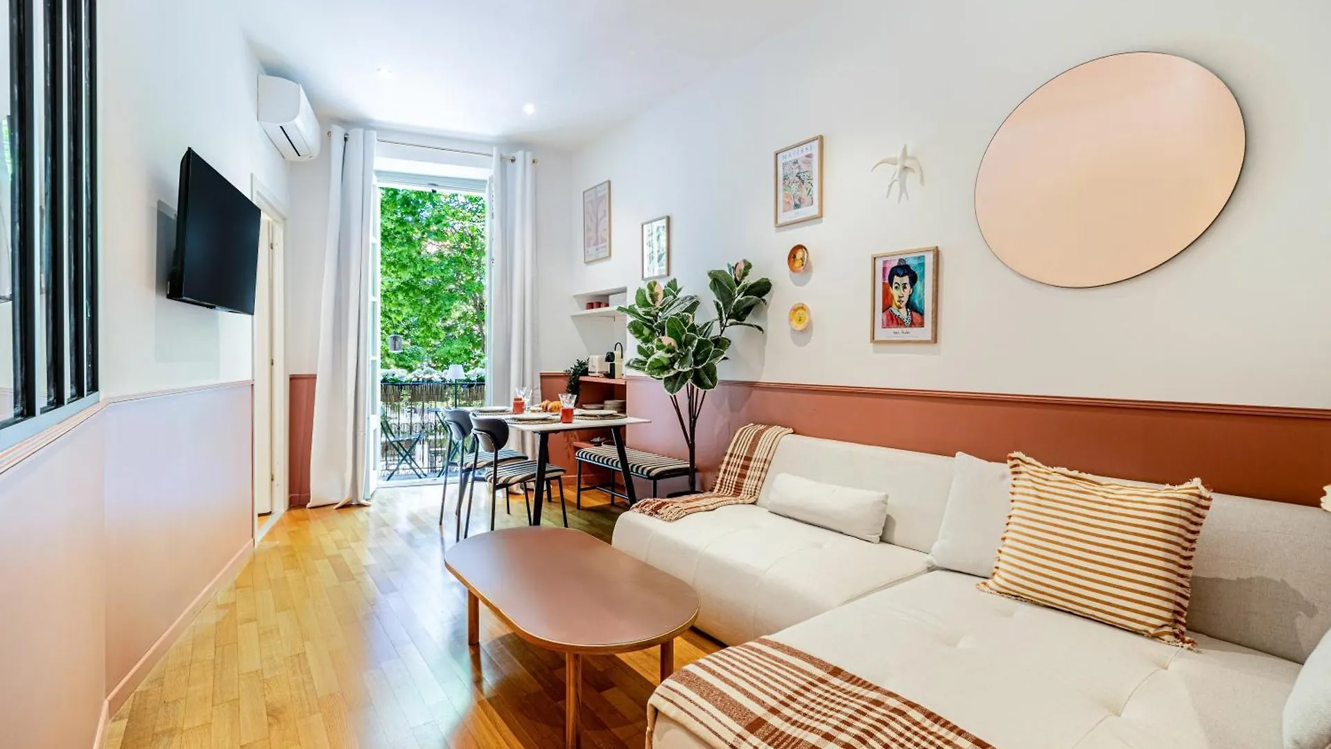 New! Remodeled Appartement In The Heart Of Nice, Beach 3 Min, 2Br, Ac, Elevator, Amazing Little Terrace, Best Location! צרפת