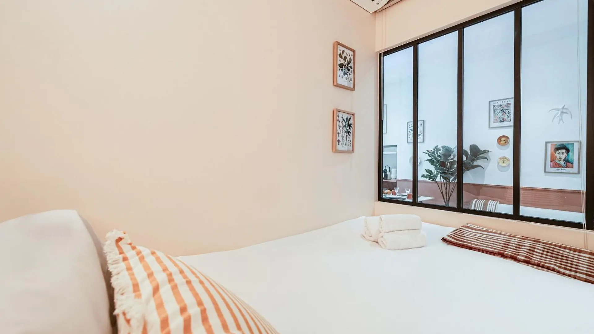 New! Remodeled Appartement In The Heart Of Nice, Beach 3 Min, 2Br, Ac, Elevator, Amazing Little Terrace, Best Location! 0*, ニース