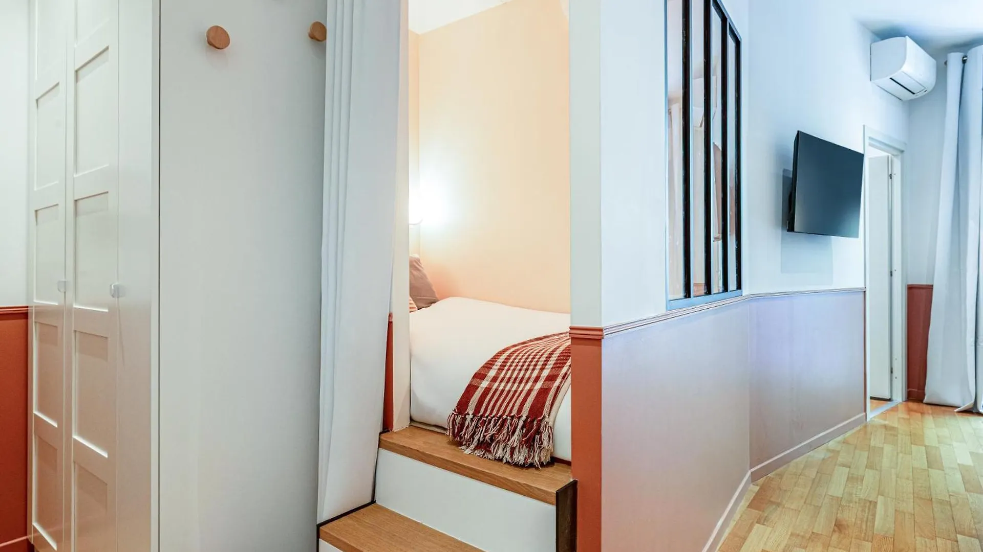 New! Remodeled Appartement In The Heart Of Nice, Beach 3 Min, 2Br, Ac, Elevator, Amazing Little Terrace, Best Location! フランス