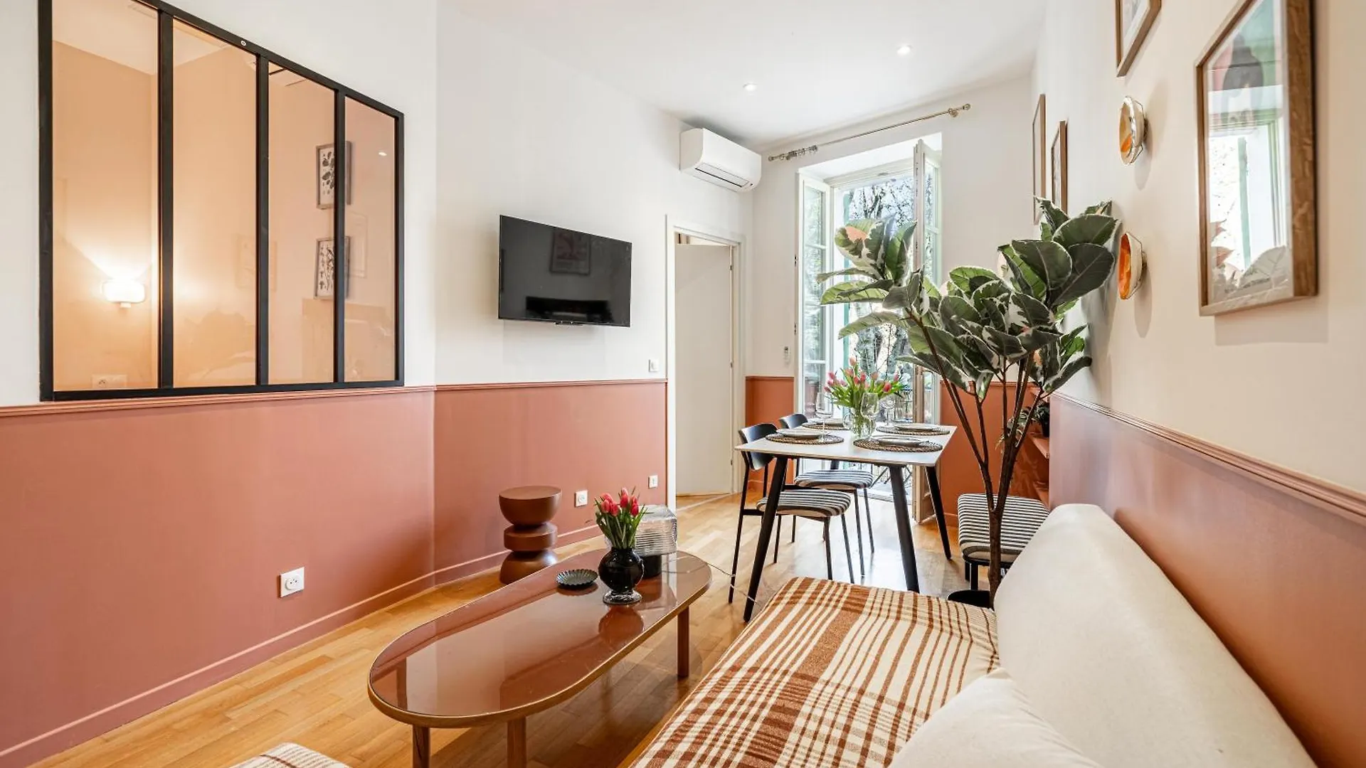 New! Remodeled Appartement In The Heart Of Nice, Beach 3 Min, 2Br, Ac, Elevator, Amazing Little Terrace, Best Location!