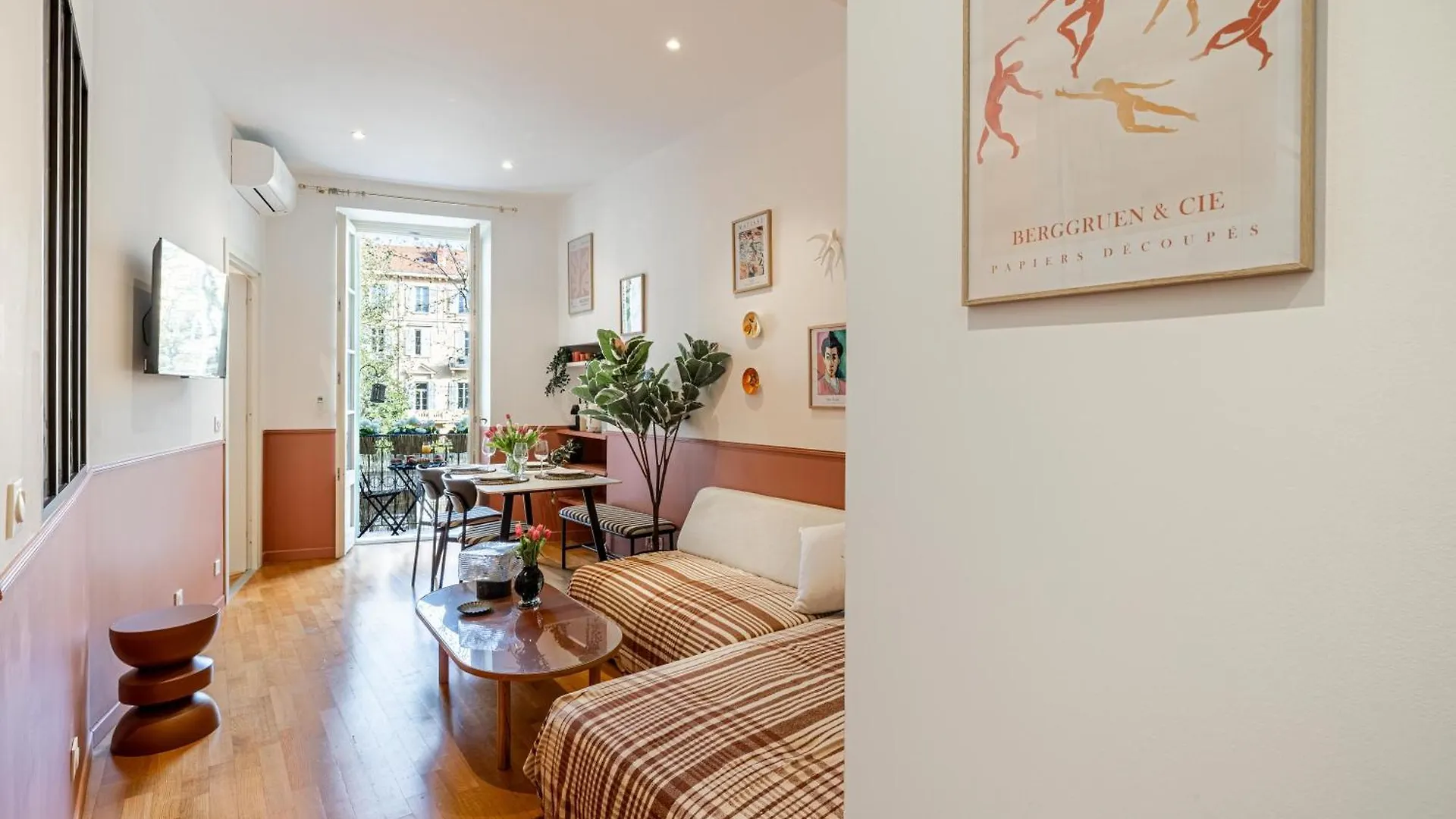 New! Remodeled Appartement In The Heart Of Nice, Beach 3 Min, 2Br, Ac, Elevator, Amazing Little Terrace, Best Location!