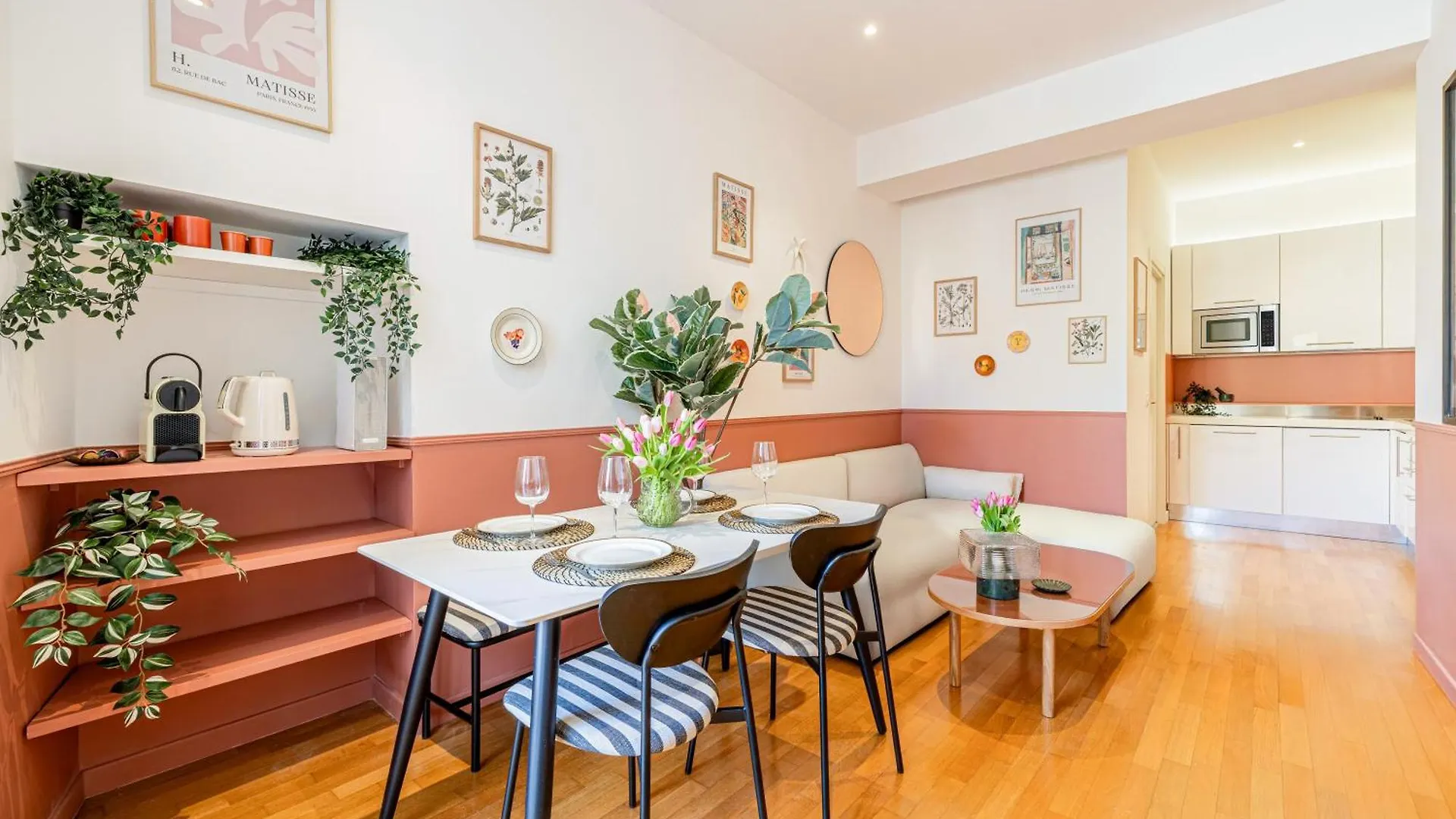 Kontakte von New! Remodeled Appartement In The Heart Of Nice, Beach 3 Min, 2Br, Ac, Elevator, Amazing Little Terrace, Best Location!